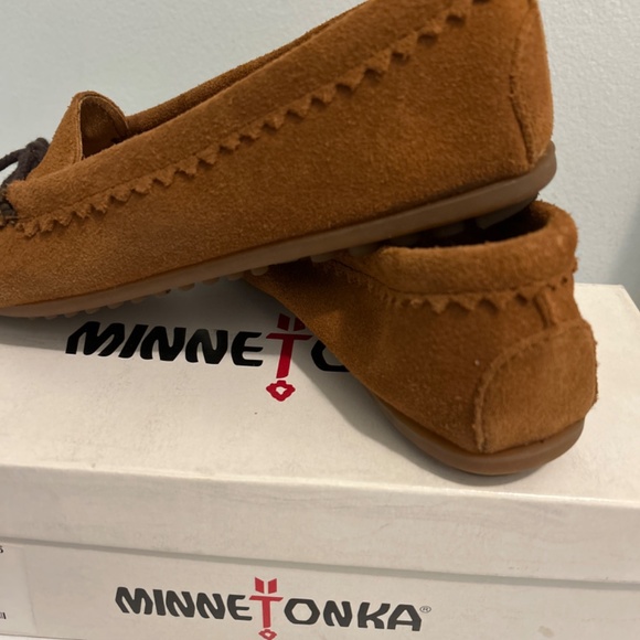 Women' Minnetonka Suede Skimme - Picture 3 of 3